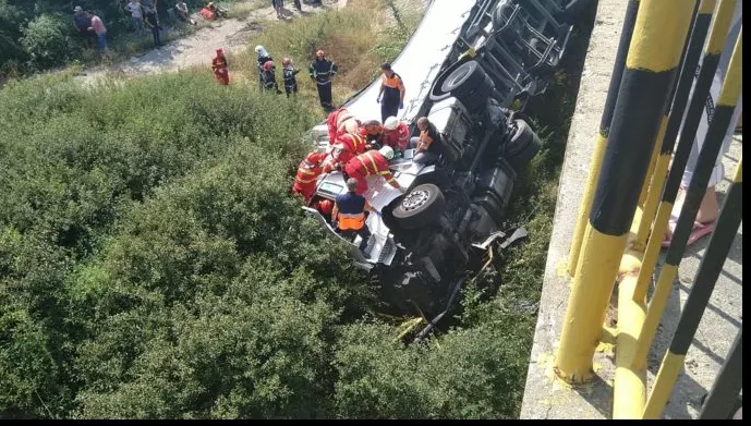 ACCIDENT în Olt: un TIR s-a răsturnat de pe un pod