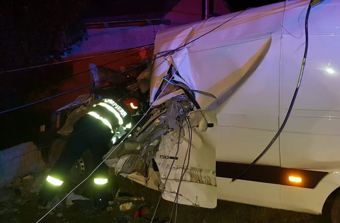 Accident mortal, în Suceava. Coliziune violentă cu un gard şi un stâlp de beton