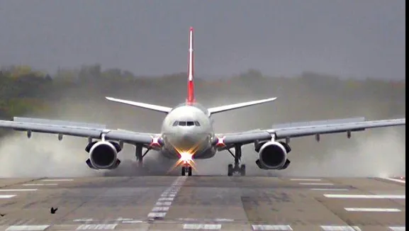 ALERTĂ cu bombă. Un avion de pasageri a aterizat de urgenţă 