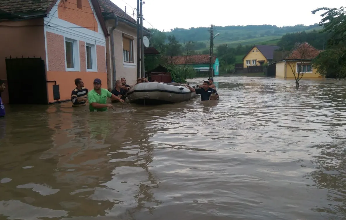 Gospodării inundate şi persoane evacuate cu barca, în Ruja