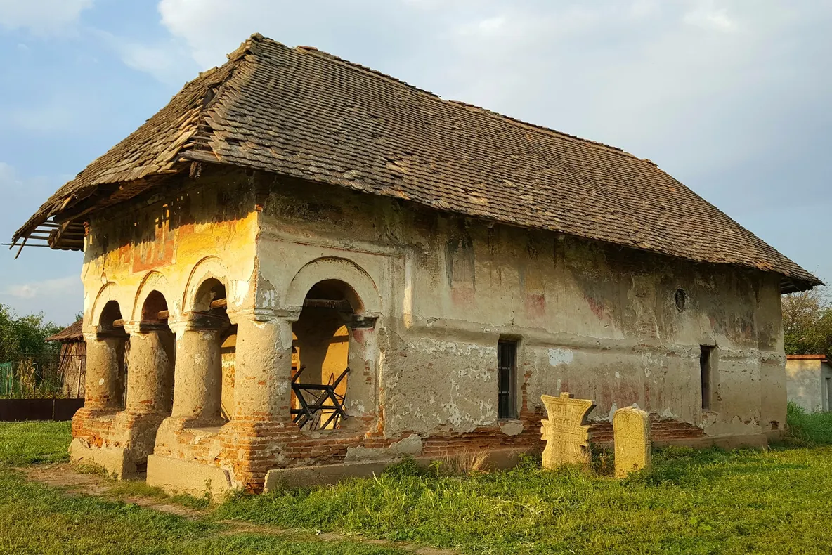 Biserica Sfântul Nicolae din Bistreţ, o bijuterie arhitectonică ce moare încet