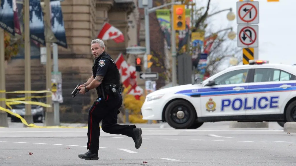 Opt adolescente, puse sub acuzare pentru ca au înjunghiat un om al străzii. Crima cu sânge rege care a îngrozit orașul Toronto