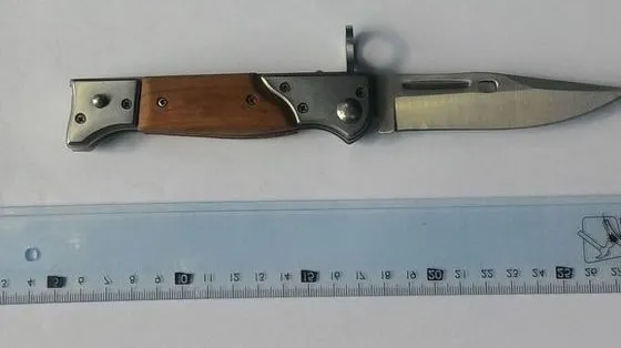 Un tânăr de 18 ani, care avea asupra sa un cuţit, a fost ridicat de jandarmi