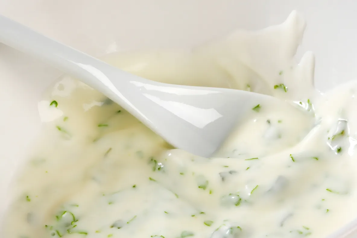 Cum să prepari un dressing răcoros şi fără calorii, gata rapid