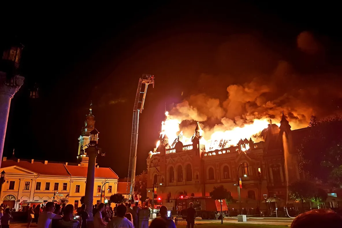 Incendiu devastator la Oradea, a ars Palatul Episcopiei greco-catolice (VIDEO)