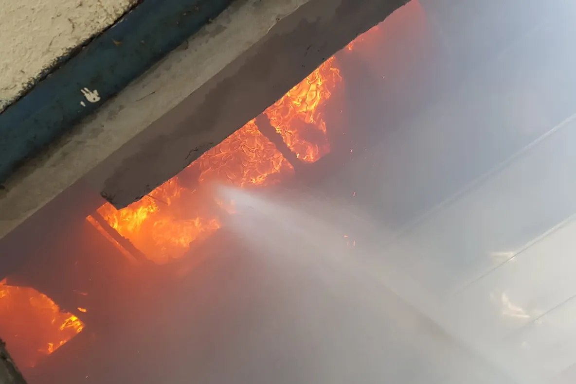 Incendiu puternic în Bacău. Trei autospeciale de stingere, chemate la fața locului