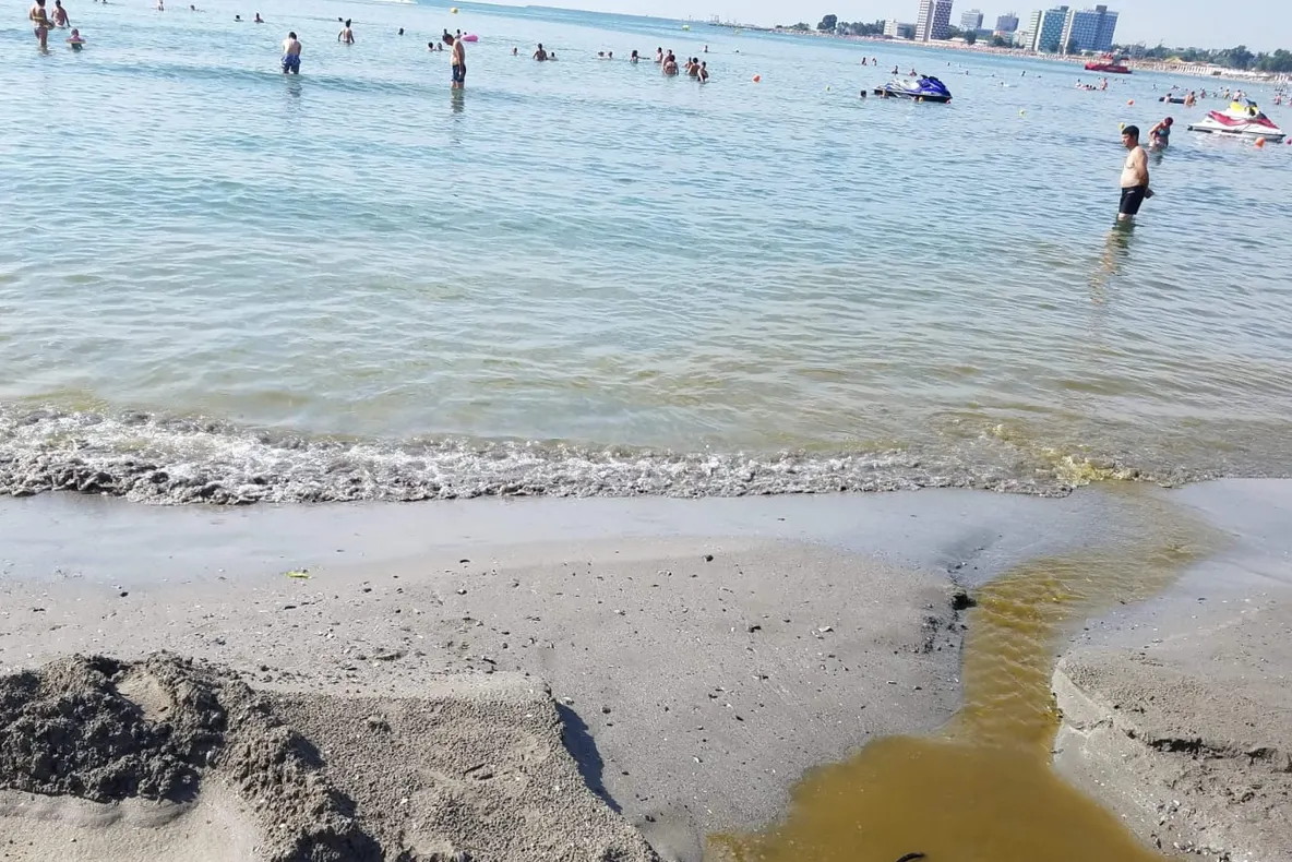 Martor Ocular. Scenă dezgustătoare pe litoral, sub ochii turiștilor. ”De asta am venit aici?”