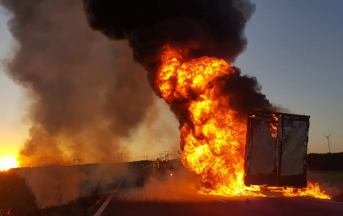 Un camion a ars ca o torță în Constanța
