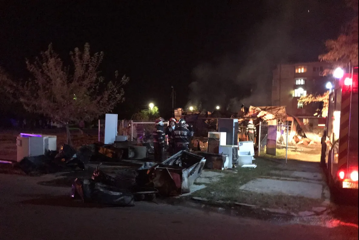 Incendiu de proporţii la Calafat, geamurile s-au spart de căldură