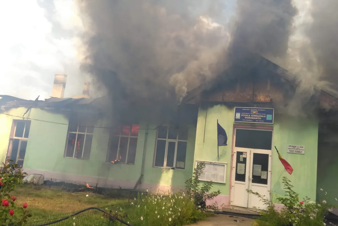 Incendiu puternic în judeţul Tulcea. O şcoală s-a făcut scrum 