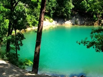Lacul din România care îşi schimbă culoarea în funcţie de anotimp. Unic în Europa