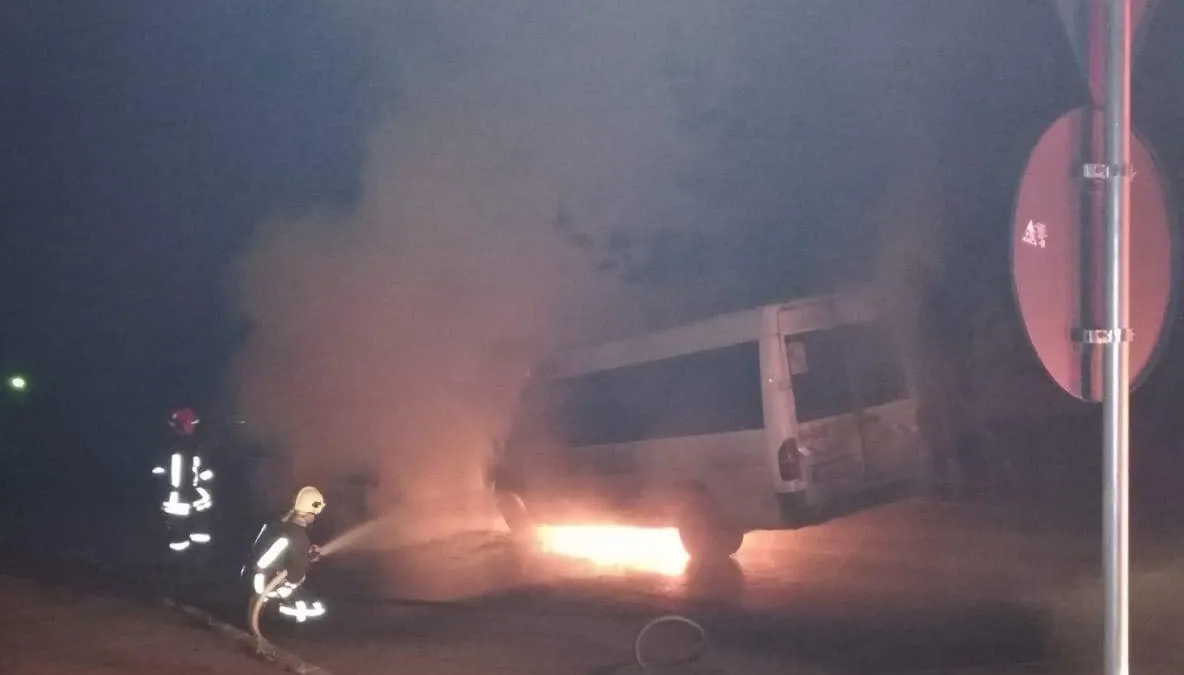 Incendiu violent la Sfântul Gheorghe: un microbuz a fost cuprins de flăcări