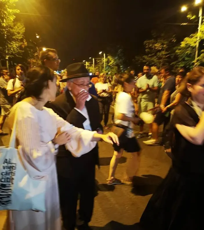 Rareş Bogdan: Mihai Şora, întâmpinat în piaţă cu gaze lacrimogene (FOTO)