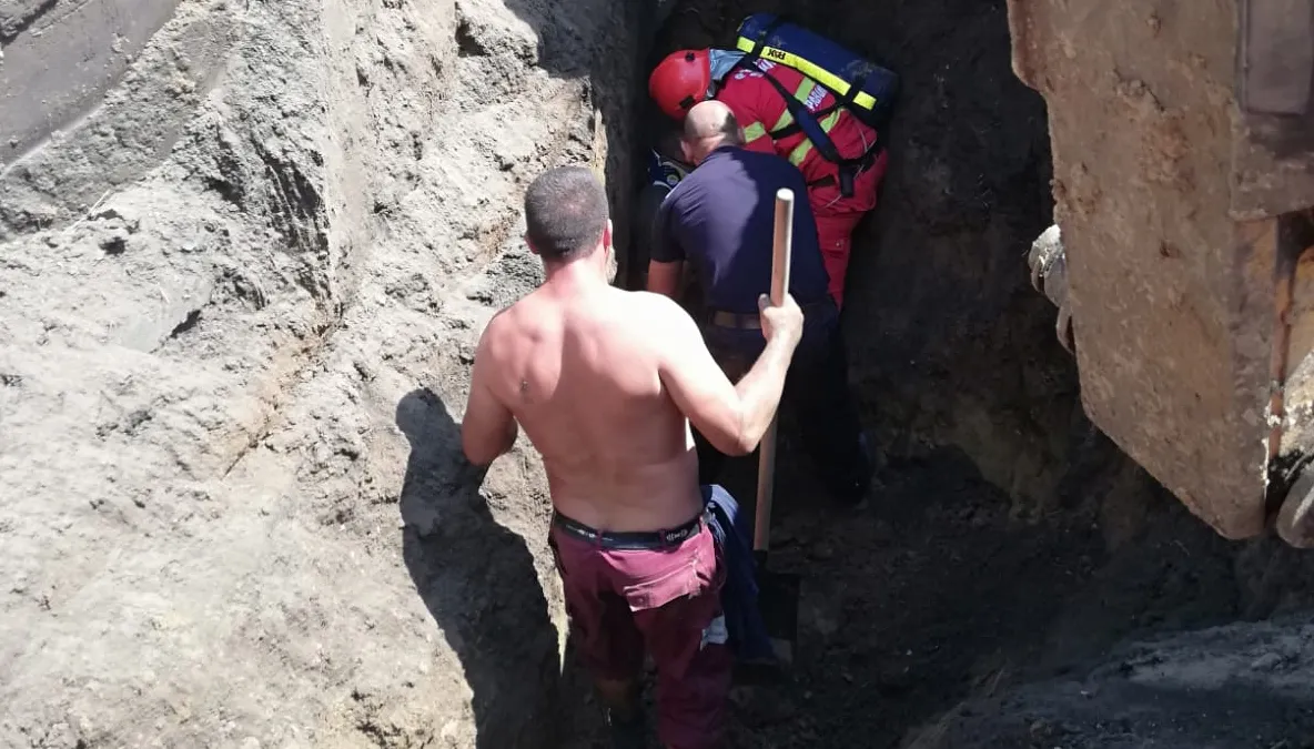 Bărbat surprins de un mal de pământ, salvat de pompieri