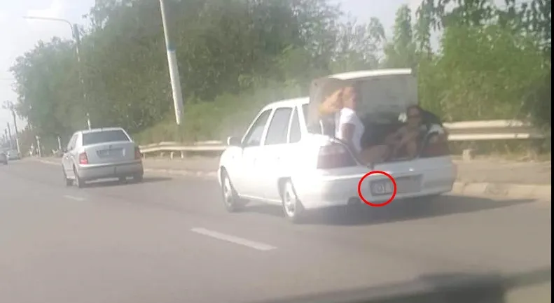 Două tinere, plimbate în portbagajul unei maşini, prin Craiova