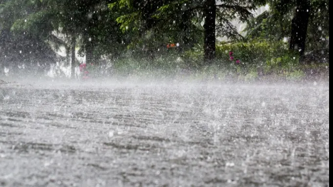 COD GALBEN de furtuni şi ploi în Capitală