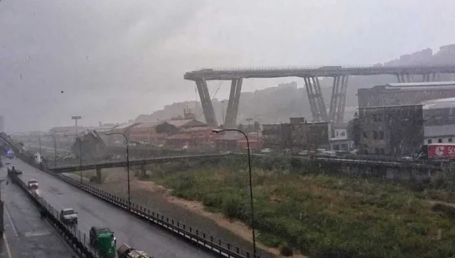 Momentul şocant al tragediei prăbuşirii podului din Italia, filmat  LIVE 