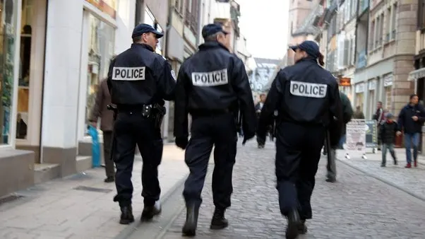 La un pas de un nou caz "Floyd": Polițist britanic, suspendat după ce și-a pus genunchiul pe gâtul unui suspect