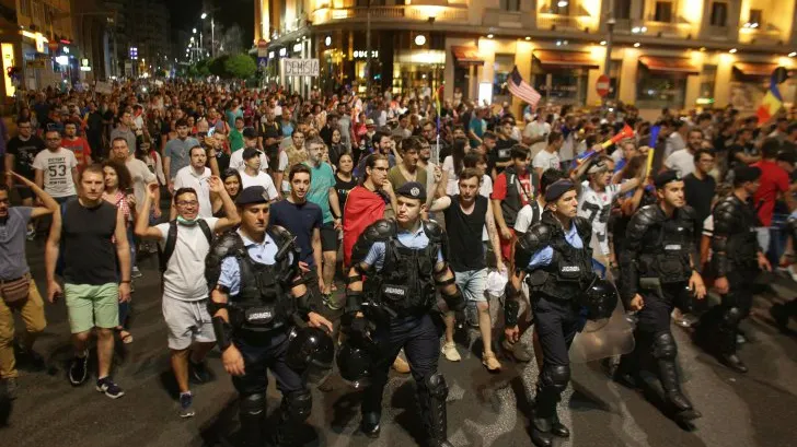Bărbatul care a furat pistolul jandarmeriţei la protestul din 10 august vrea să fie eliberat