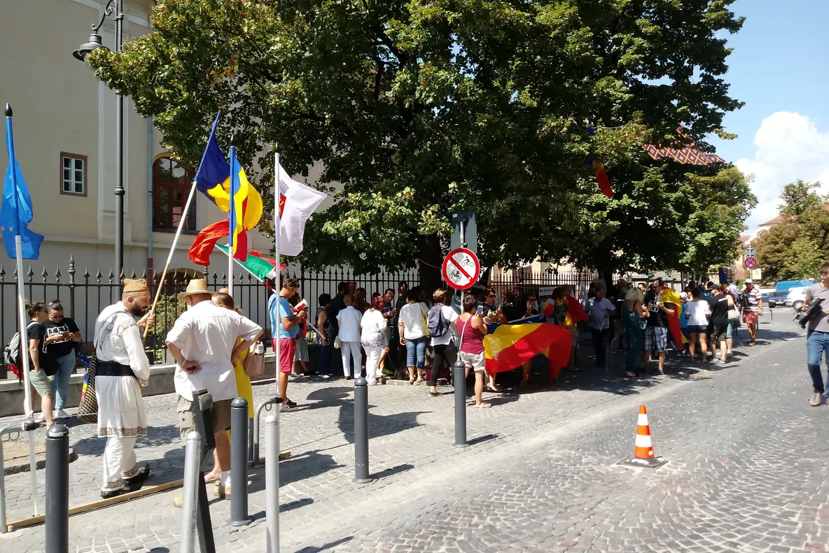 Românii din diaspora au făcut un popas la Sibiu: "Dragnea, nu uita, România nu-i a ta!"