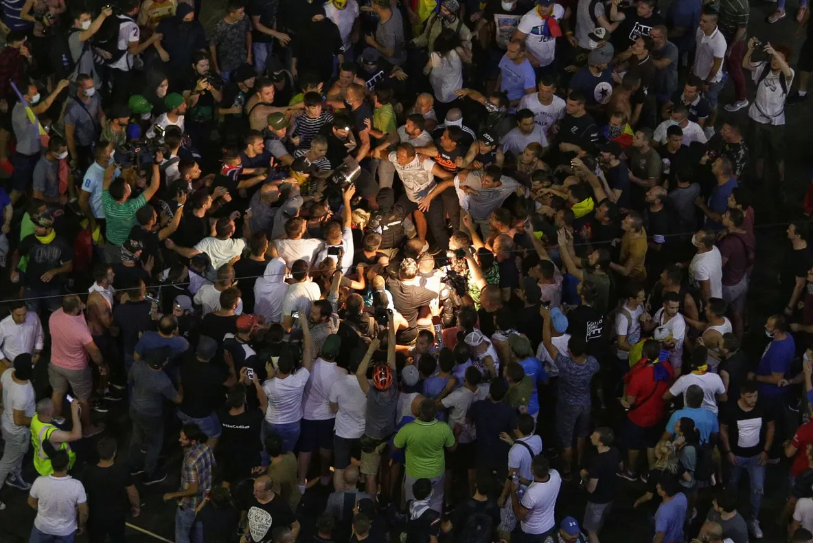 Cine sunt, de fapt, protestatarii care au apărat-o pe femeia jandarm