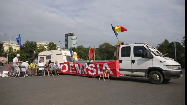 Rulota din Piața Victoriei, ridicată de Poliție "noaptea ca hoții"