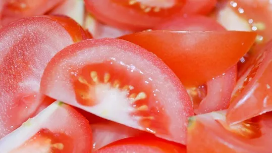 Adaugă acest ingredient în salata de roşii. Îi vei schimba complet gustul! Cine s-ar fi gândit?