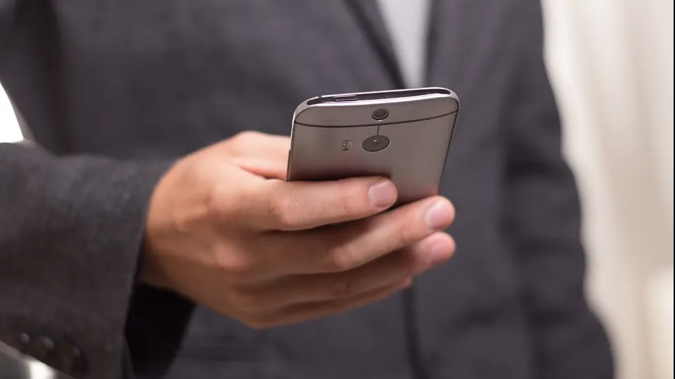 Studiu surprinzător: Ce sunt dispuși oamenii să facă pentru a avea mereu la ei telefonul mobil