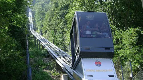Clipe de PANICĂ: 13 turişti, printre care doi copii, sunt blocaţi la înălţime 
