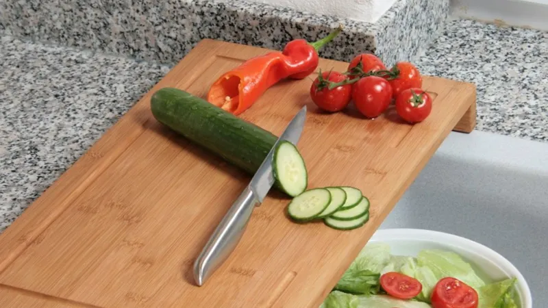 De ce nu trebuie să tai carnea şi legumele pe acelaşi tocător. E îngrozitor ce se poate întâmpla