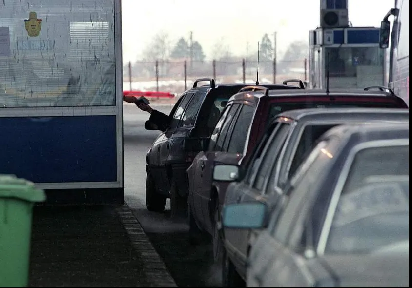 Coadă de autoturisme la Vama Giurgiu. Se circulă bară la bară