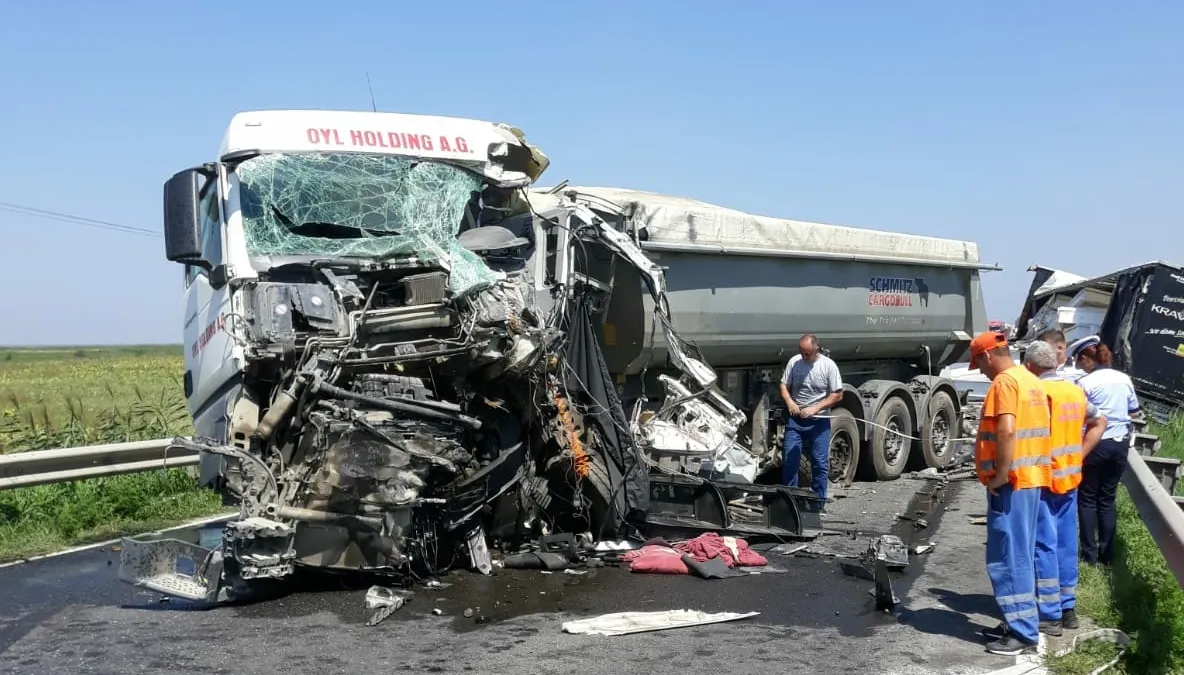 Impact îngrozitor între două autotrenuri. O persoană a decedat. UPDATE: Trafic deblocat parţial