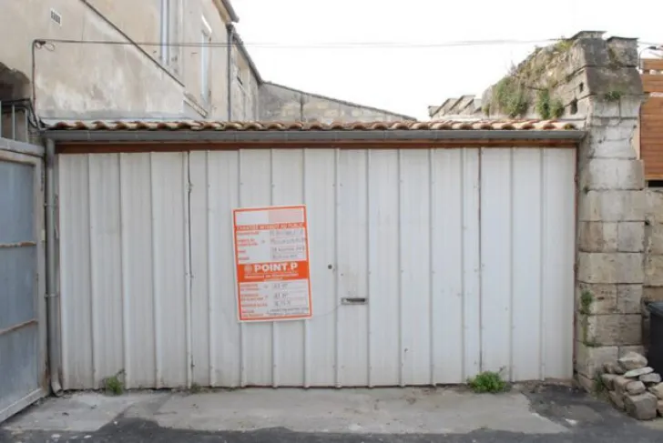 Cum și-a construit un om fără bani casa de vis într-un garaj dărăpănat. Ce minunăție! FOTO