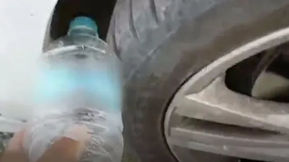 Dacă pe roata mașinii tale găsești o sticlă de plastic, atunci ai mare grijă. Ești în pericol!