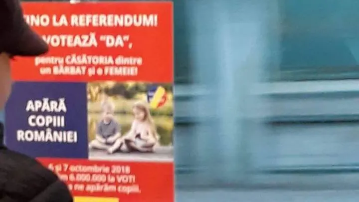 Afișele electorale pro-referendum, retrase din autobuzele din Galați