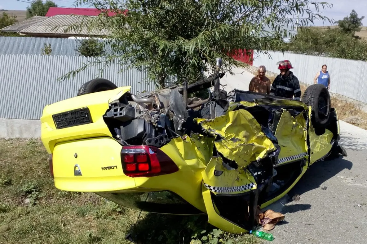 Patru persoane rănite, după ce un autoturism s-a răsturnat 