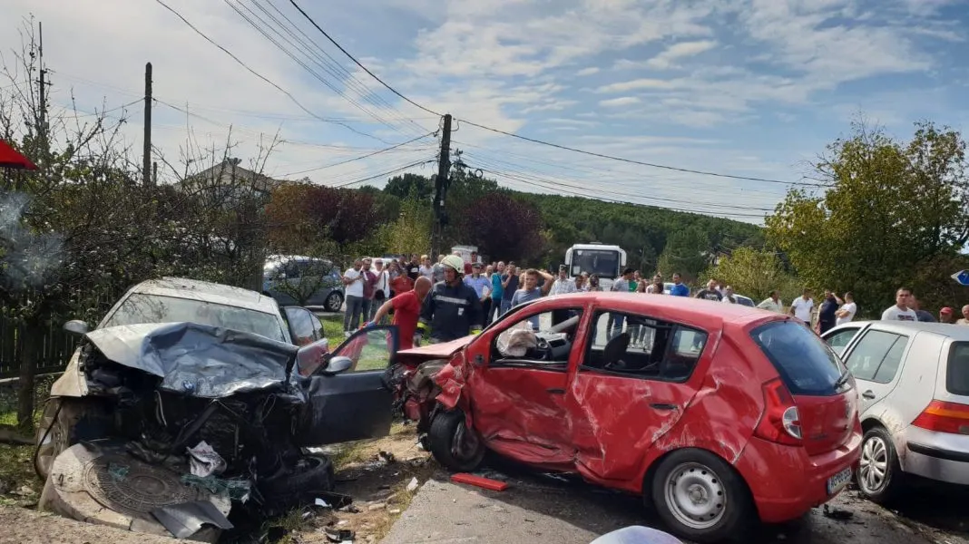 Accident grav. Două persoane au fost rănite grav, maşini făcute praf 