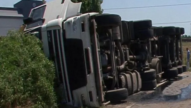 Impact nimicitor cu un TIR, pe DN 1, în judeţul Bihor: un mort. Autotrenul s-a răsturnat