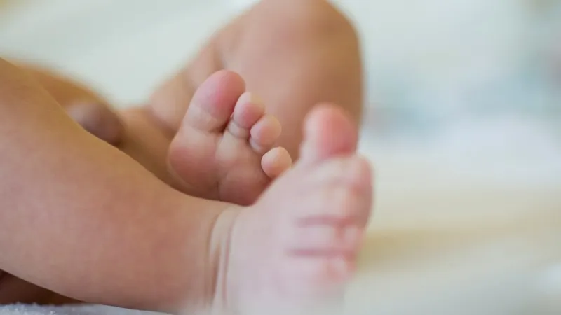 Bebeluş infectat la SJU Baia Mare. Tăticul copilului: "Cu lacrimi în ochi, vom pleca din ţară"