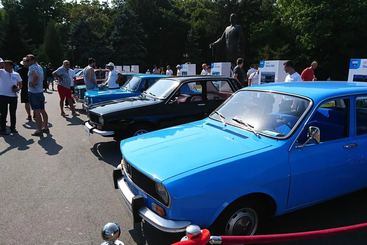 DACIA // Nebunie la aniversarea a 50 de ani de la fabricarea primei mașini Dacia