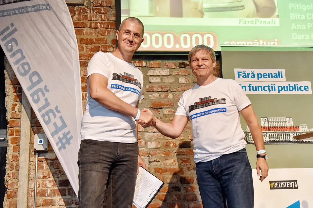 Dacian Cioloş, cu tricou "Fără Penali", strângându-i mâna lui Dan Barna, preşedinte USR