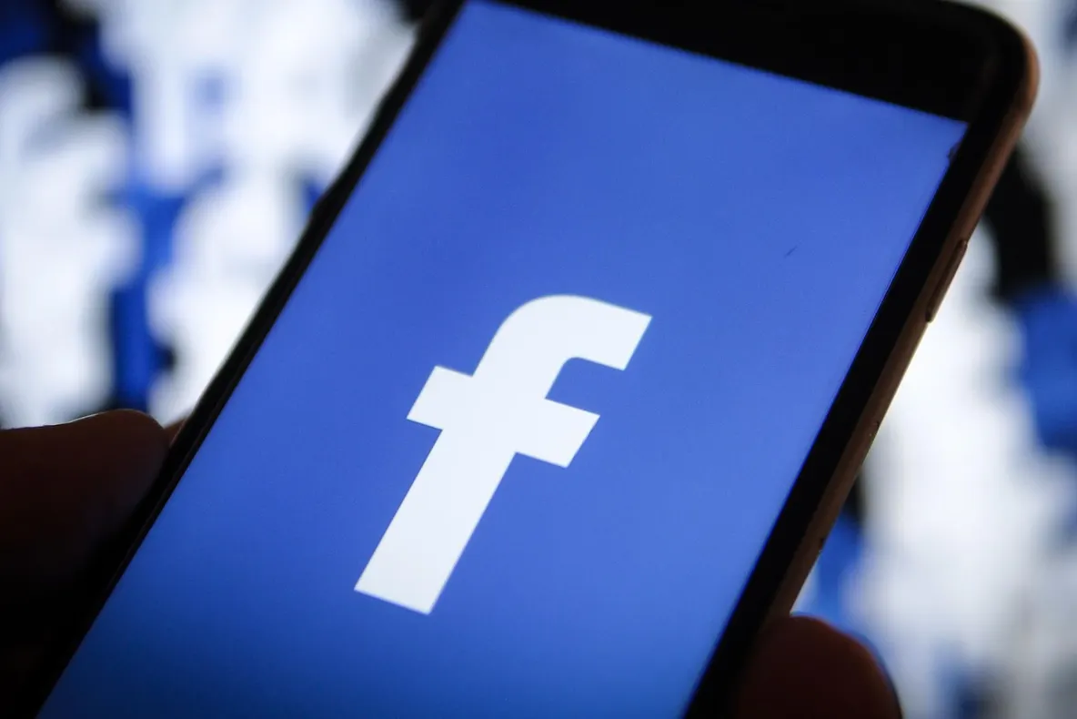 Facebook, sub ameninţarea confidenţialităţii. Un parlamentar vrea controlul conţinutului mesajelor 