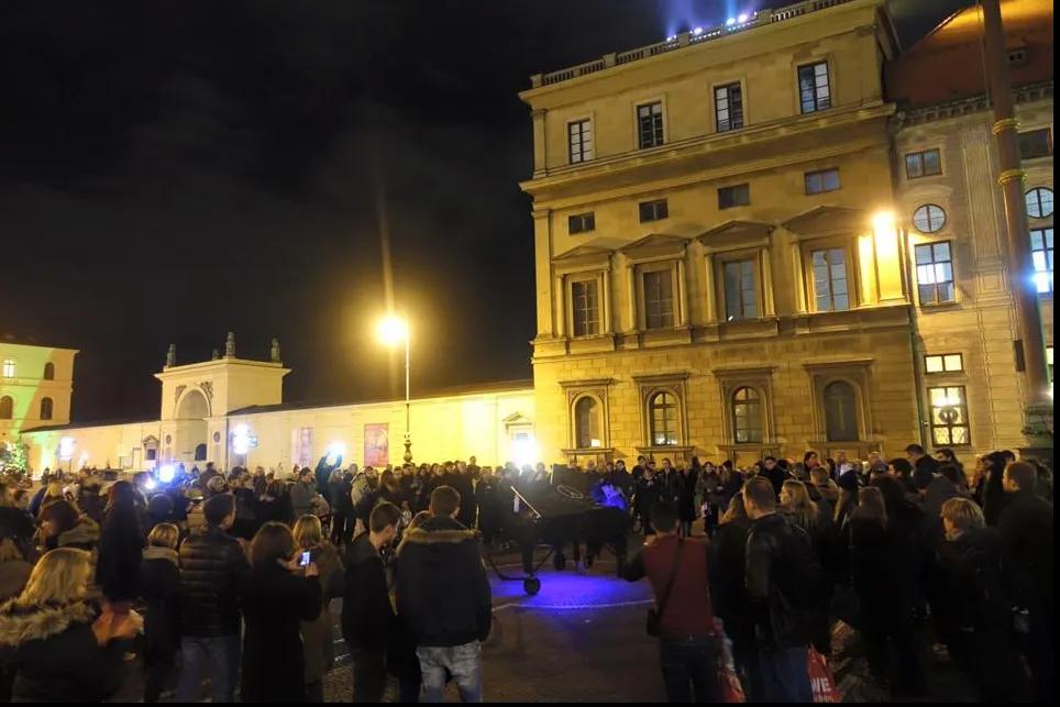 Protest, acompaniat la pian, la ușa premierului Dăncilă, sâmbătă, de la 18.00