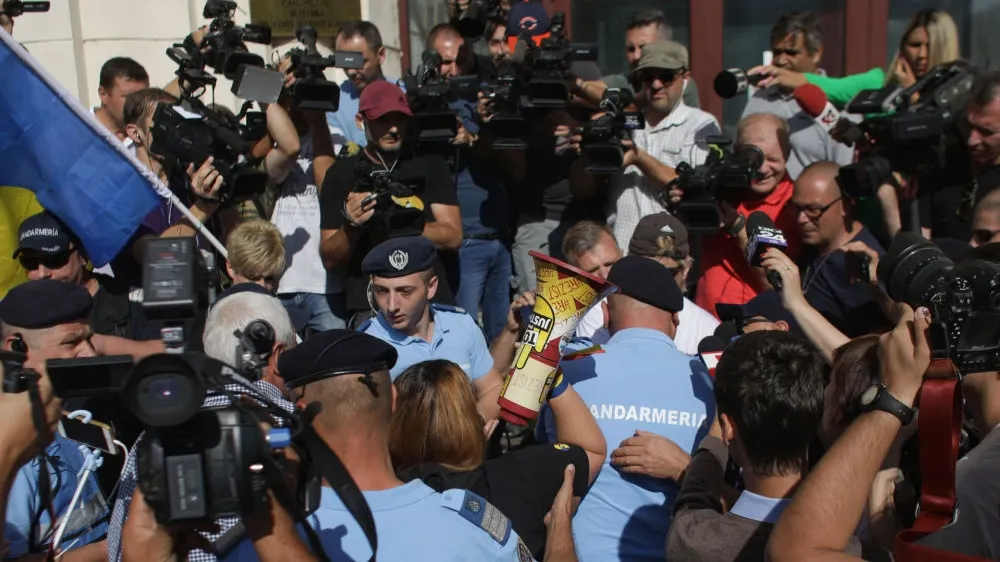Șefii Jandarmeriei, huiduiți la Parchet. Îmbrânceli între protestatari și forțele de ordine