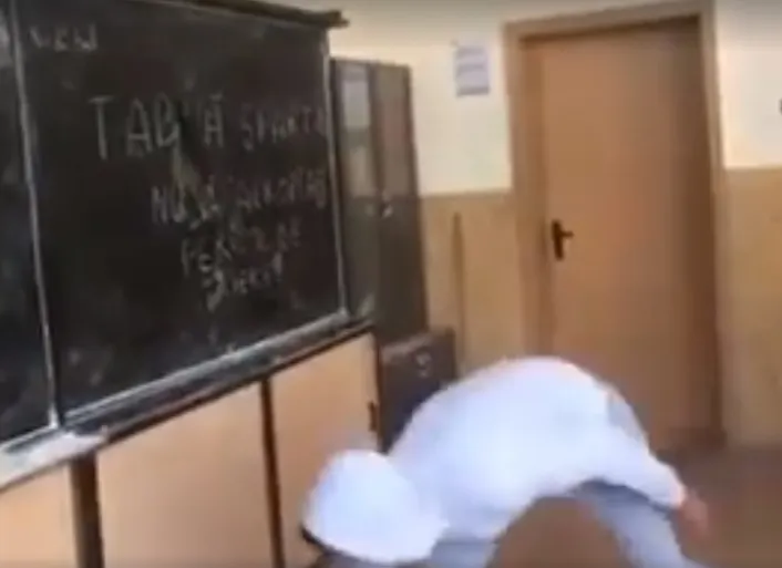 UPDATE: Flmarea cu elevul care sparge tabla, localizată în Slatina, este din Botoşani