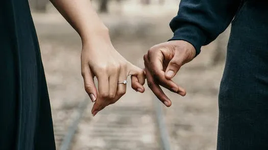 Două vedete şi-au făcut publică relaţia, dar au fost concediate