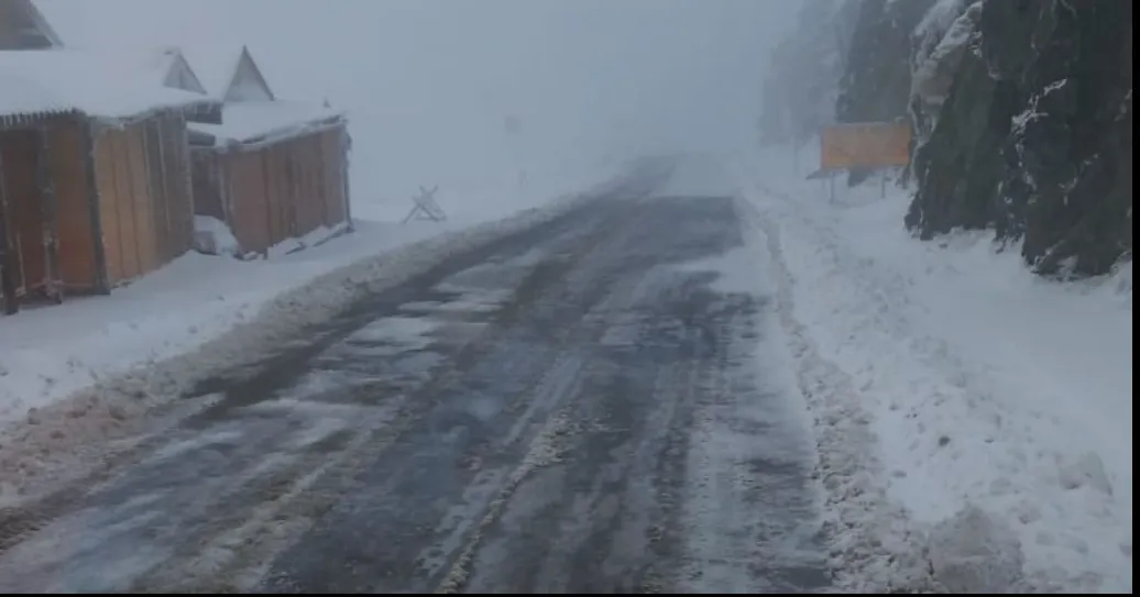 Pe Transfăgărășan se circulă, în continuare, în condiții de iarnă