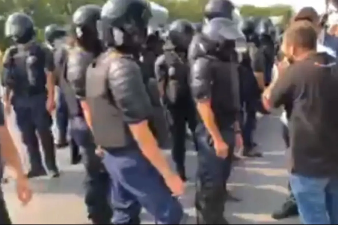 Unioniștii de la Chișinău, ”bruscați” de forțele de ordine. Un deputat român, târât de jandarmi