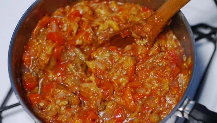 Zacuscă pentru leneşi: Nu trebuie să coci vinetele şi ardeii. O reţetă delicioasă şi simplu de făcut