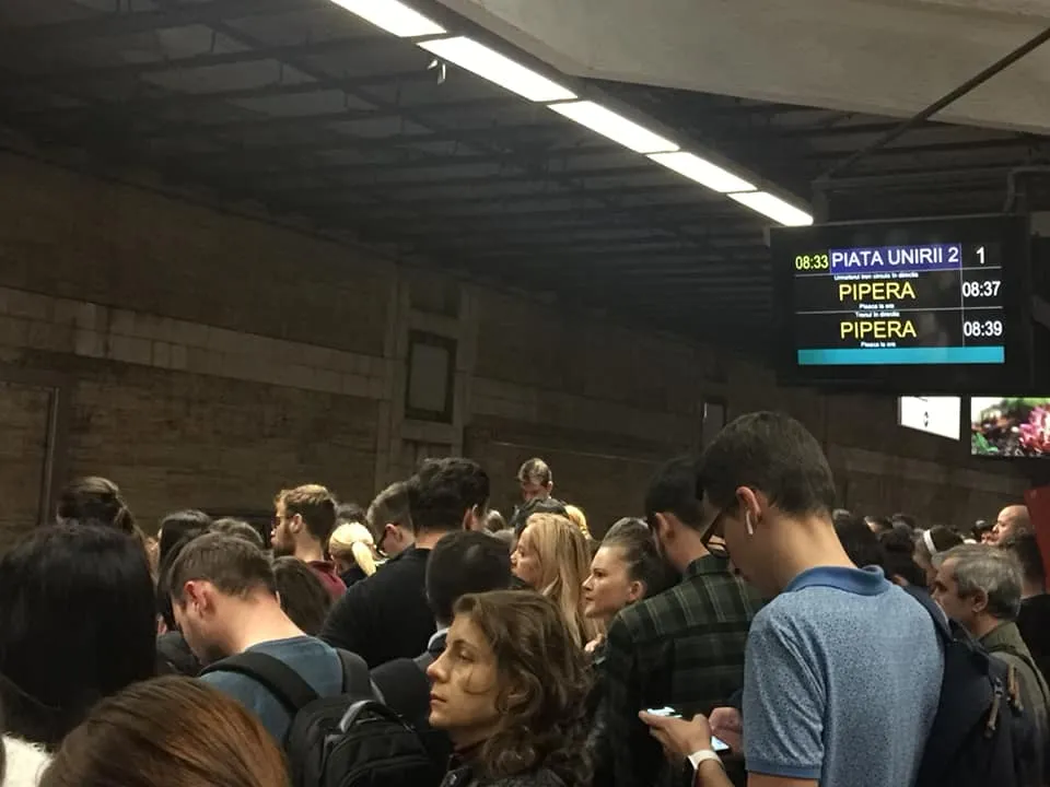 Aglomerație și mizerie la metroul din București, oamenii sunt disperați. Reacția conducerii Metrorex
